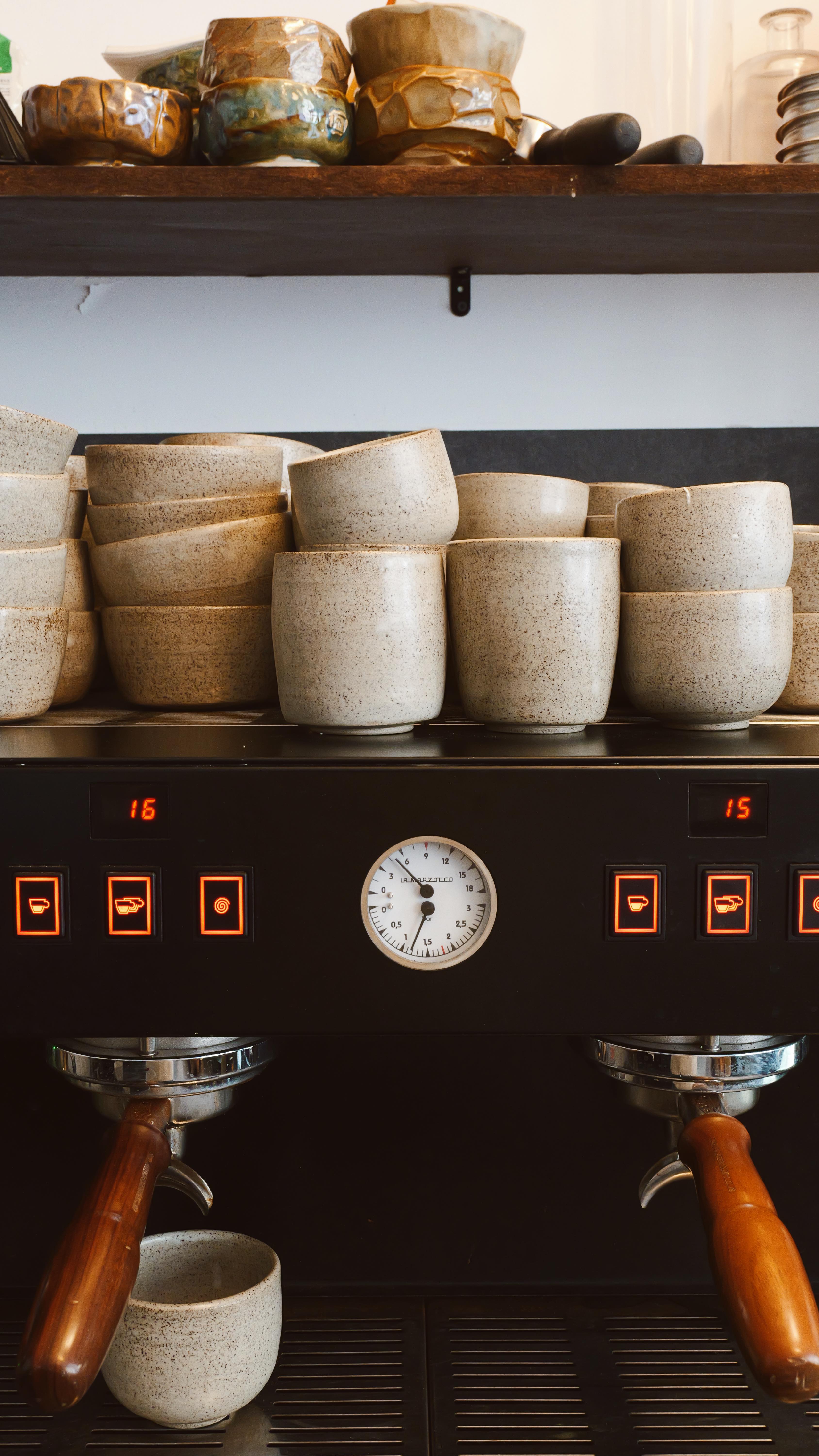 Comptoir d'un coffee shop, céramiques et machine à espresso
