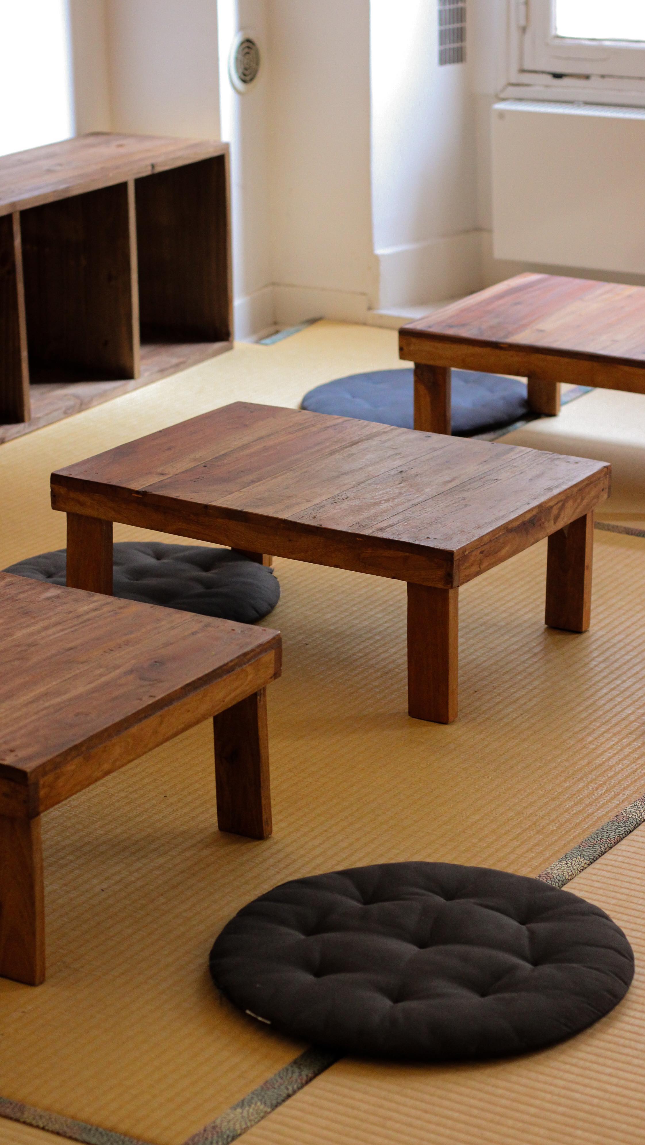 Tables basses sur mesure sur tatami, aménagement intérieur à Charenton