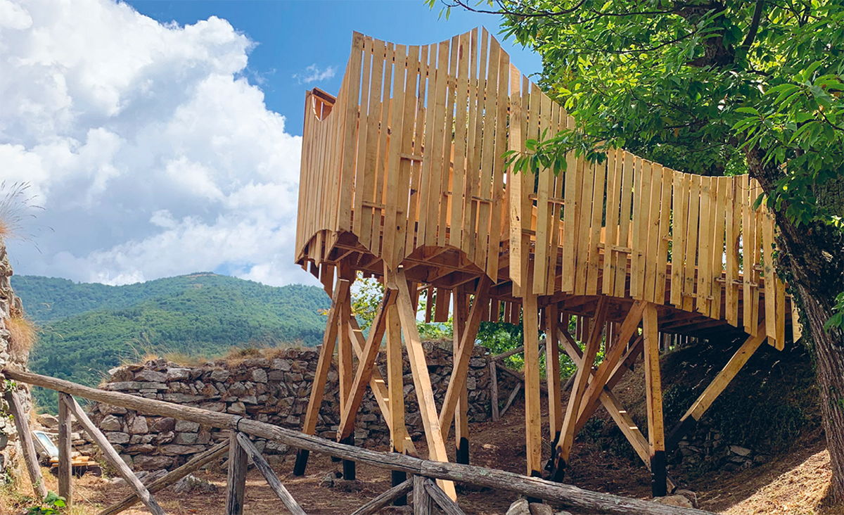 Passerelle en bois sur pieds brûlés, architecture légère en montagne