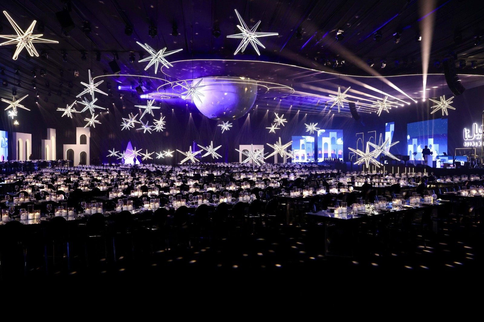 Dîner de gala Ajialouna, suspensions lumineuses en étoiles