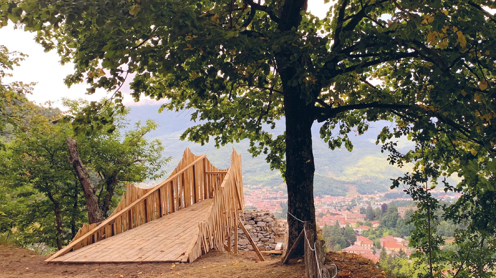 Installation artistique, pont en bois