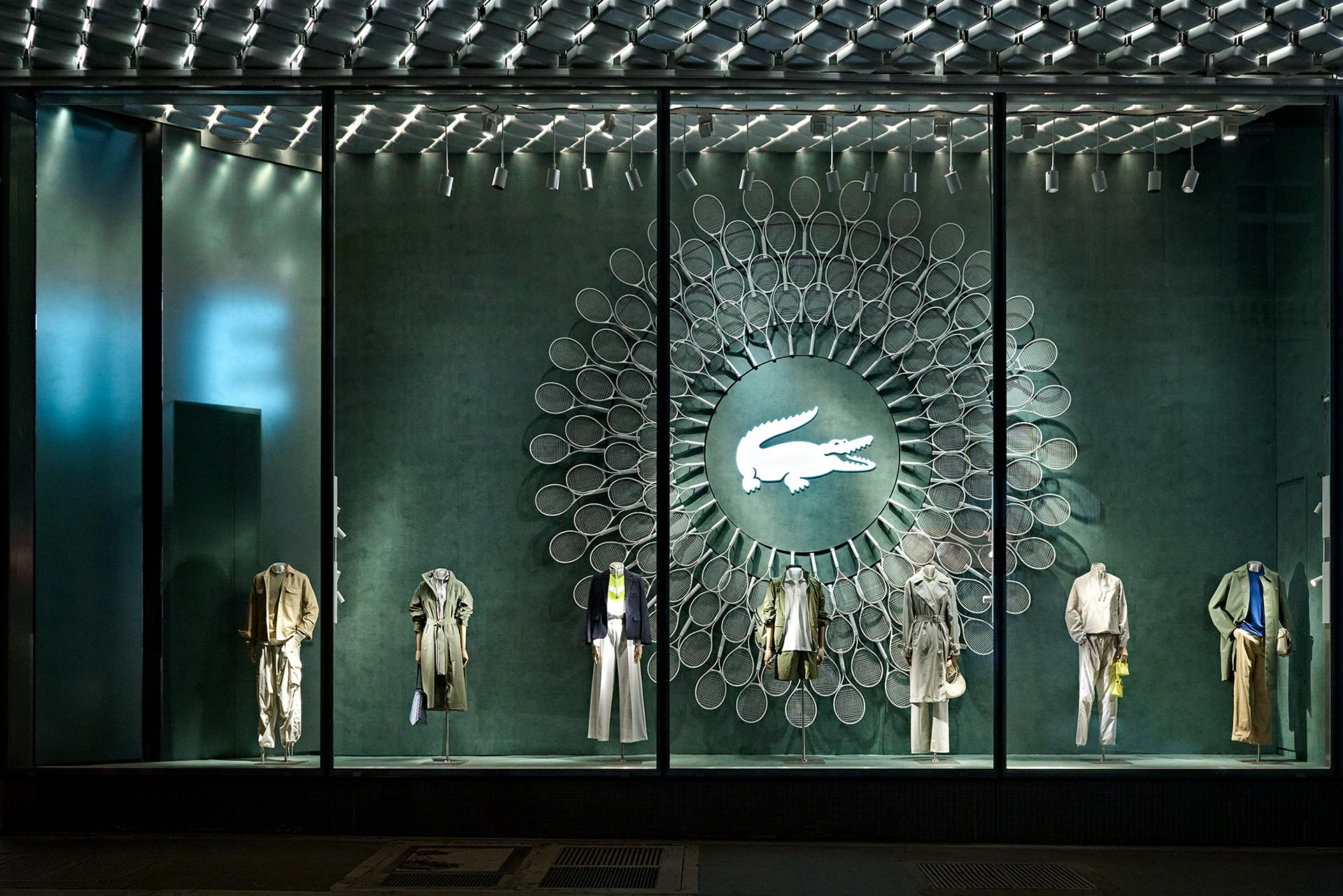 Vitrine Lacoste, Champs-Élysées